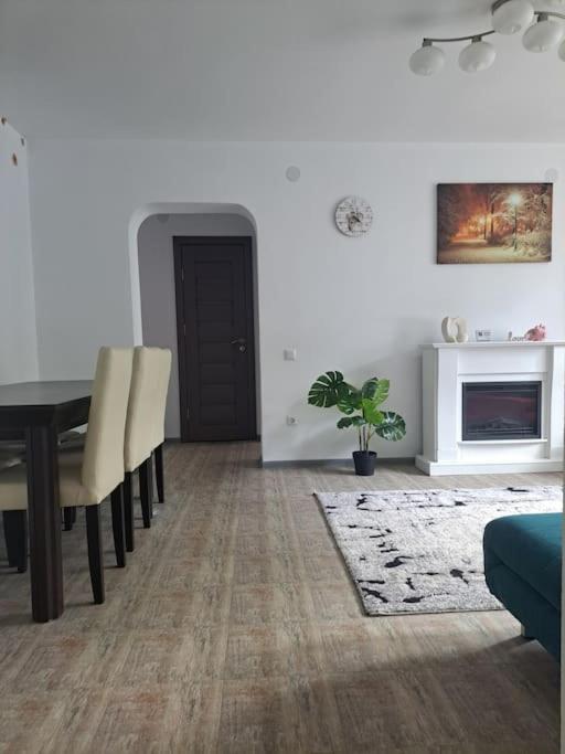 Appartamento Casuta Cu Povesti Campina Esterno foto